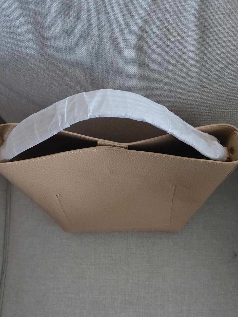 Amazon Essentials Women's Soft Bucket Bag - Picture 6 of 7